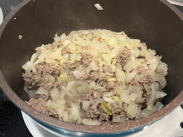 スパイスを炒めたら、玉ねぎとひき肉を炒める