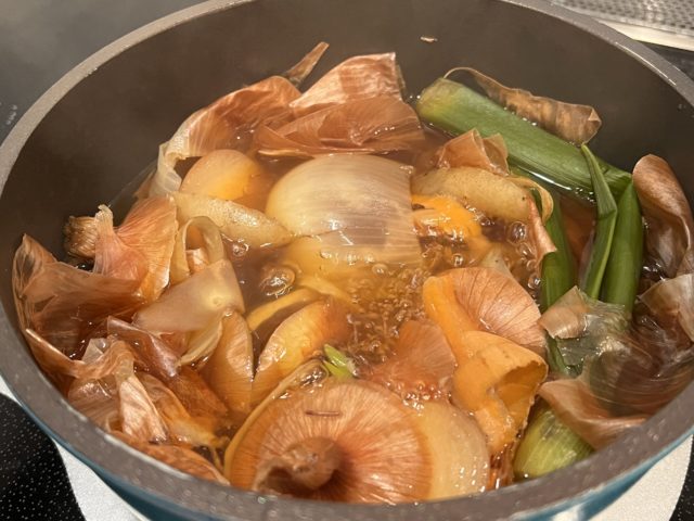 野菜の皮を30分程度煮込むと野菜の旨みがスープに溶けだします