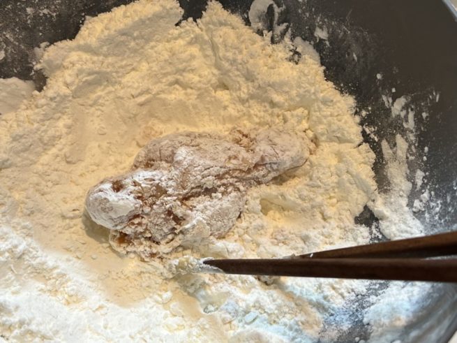 唐揚げ用の粉は小麦粉1：片栗粉1の比率